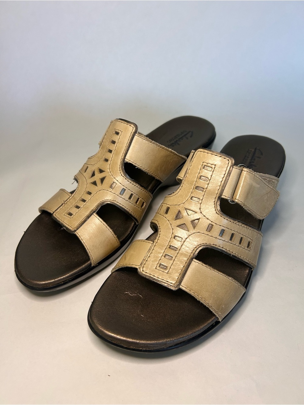 Clarks Bendables Sandals Womens 9.5 Slip On Hook Loop Cream Leather Open Toe
